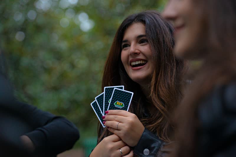 Jugadora a punto de usar una carta especial