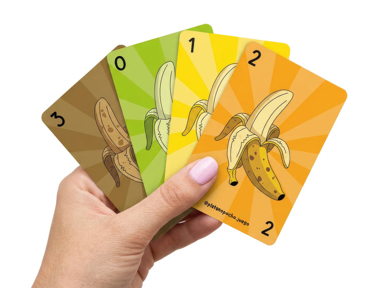 Una mano con las cuatro cartas de plátano
